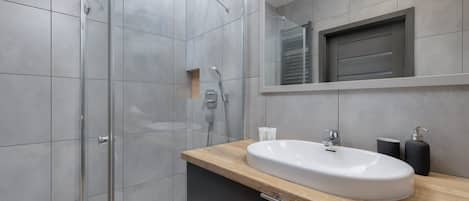 Shower, shampoo