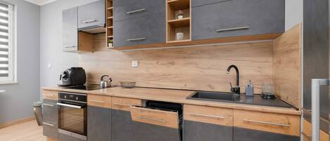 Køleskab, mikrobølgeovn, ovn, kogeplade