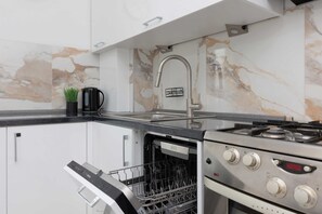 Refrigerador, microondas, horno, placa de cocina