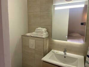 Shower, hair dryer - T3 Bord Canal du Midi, Piscine (Homps)