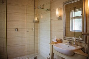 Standardenkeltværelse - 1 stor enkeltseng - udsigt til have | Badeværelse | Gratis toiletartikler, hårtørrer, håndklæder, Sæbe