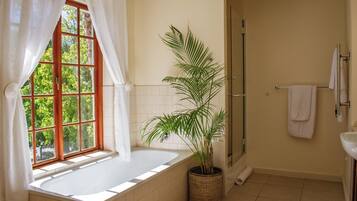 Chambre Double Luxe, 1 très grand lit, vue montagne | Salle de bain | Articles de toilette gratuits, sèche-cheveux, serviettes fournies, savon