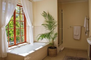 Luxury Double Room, 1 King Bed, Mountain View | Bathroom | Free toiletries, hair dryer, towels, soap
