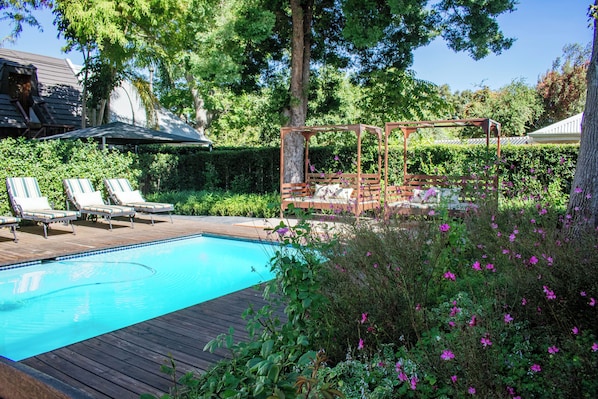 Piscina externa, guarda-sóis, espreguiçadeiras