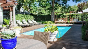 Piscine extérieure, parasols de plage, chaises longues
