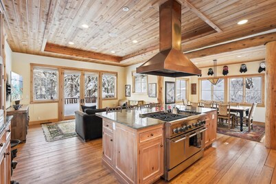 Silverado Lodge at Palisades - 4BR w/ Private Hot Tub, Ski Shuttle & Pet-Friendly!