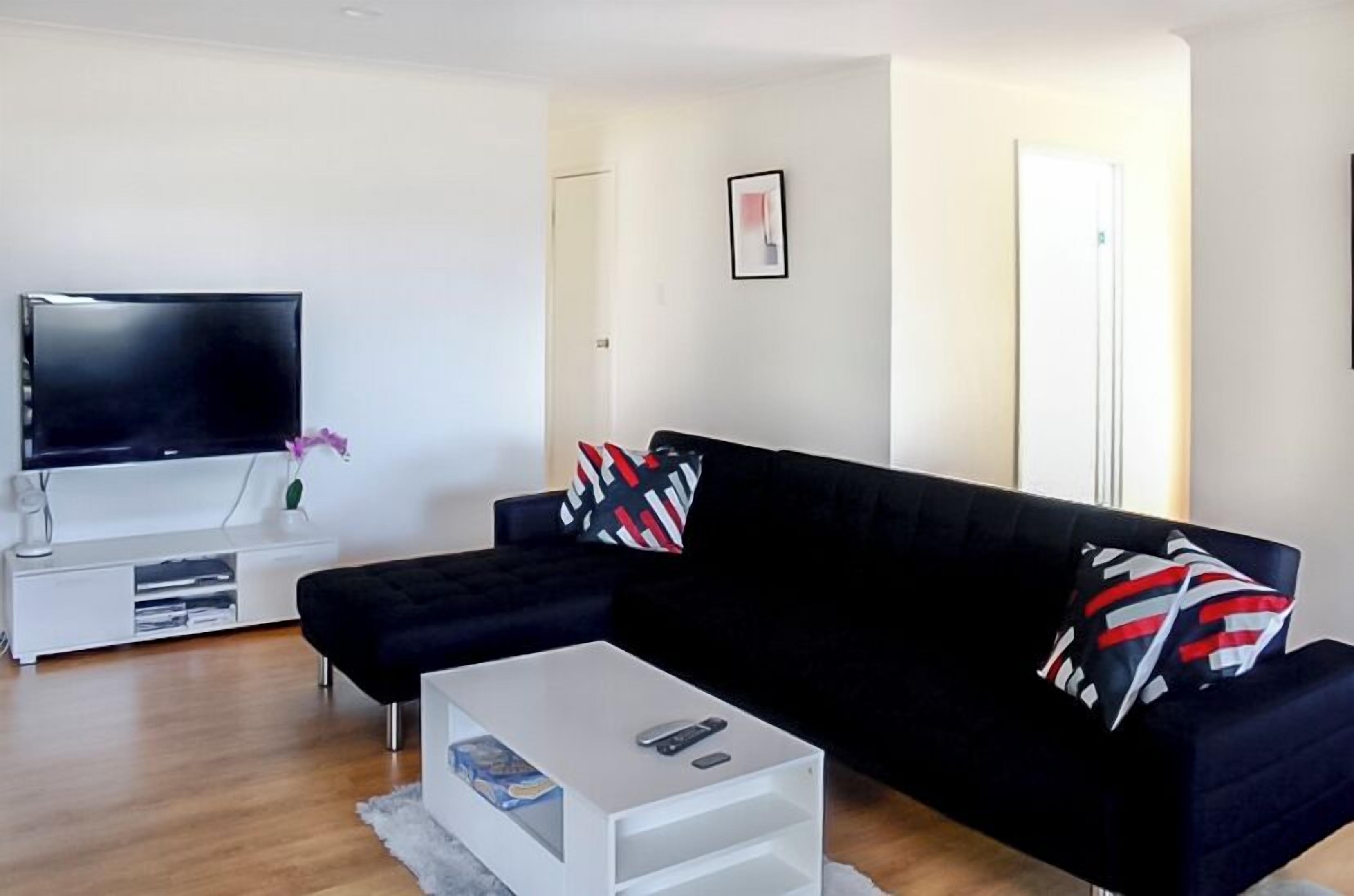 TV connectée, cheminée, lecteur de DVD, baby-foot