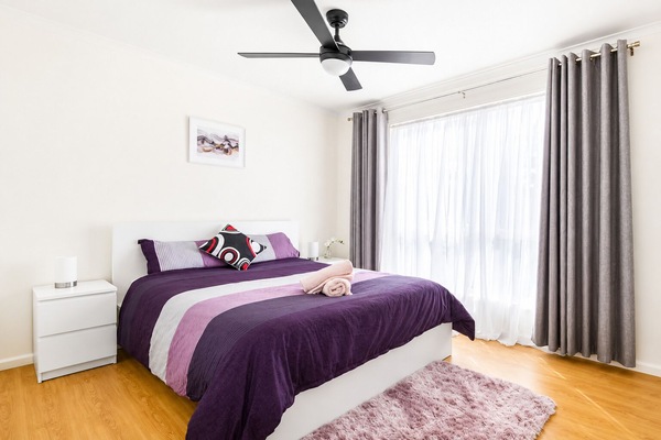 Bedroom 2 : 1 Double bed Bedroom - The double bedroom at Carlenes Getaway has soft natural light, a ceiling fan and simple comfort for a restful Loch Sport stay.