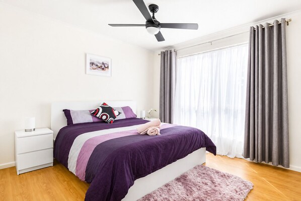 3 habitaciones, tabla de planchar con plancha, cuna de viaje y wifi