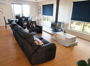 Smart TV, chimenea, reproductor de DVD y futbolito