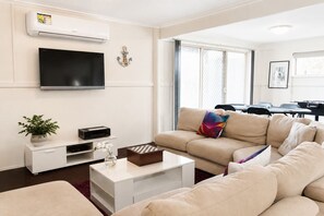 TV connectée, cheminée, lecteur de DVD, baby-foot