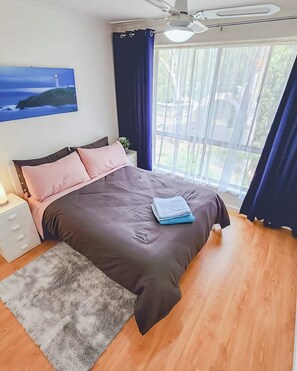 3 室のベッドルーム、旅行用ベビーベッド、WiFi (無料)、ベッドシーツ