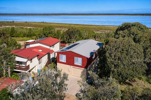 Carlenes Getaway | Lake Views, Beach & Games Hub