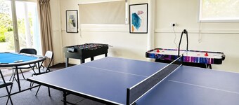 Carlenes Getaway | Lake Views, Beach & Games Hub