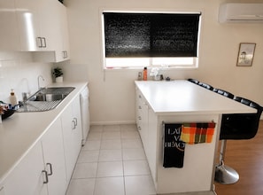 Cafetera y tetera, refrigerador, microondas y horno