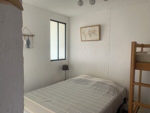 1 chambre, fer et planche à repasser