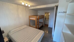 1 chambre, fer et planche à repasser