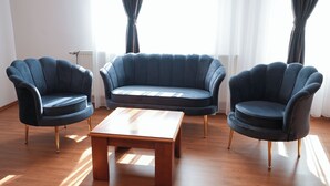 Deluxe Double Room | Living area - Hotel Gold Inn  (Pec)