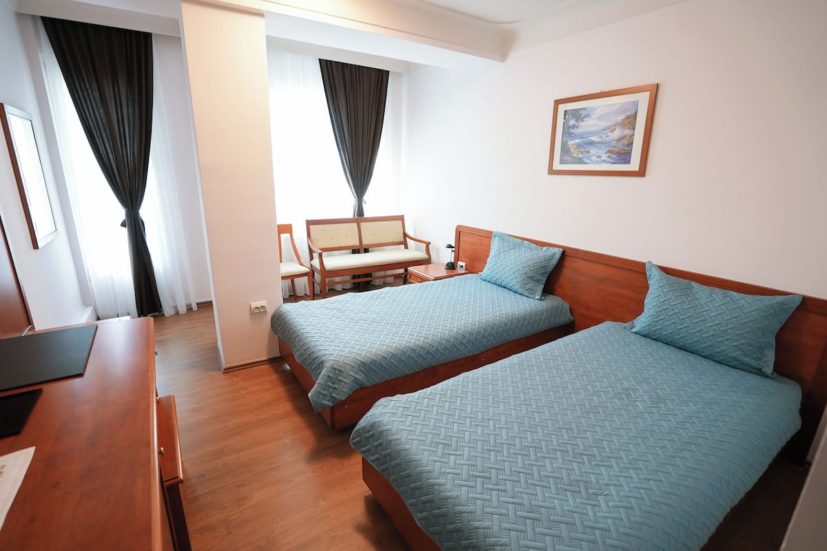 Basic Twin Room | Minibar, desk, soundproofing, free WiFi