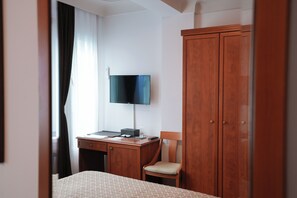 Basic Double Room | Minibar, desk, soundproofing, free WiFi