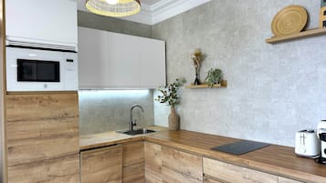 Frigorífico, microondas, placa de cocina y lavavajillas