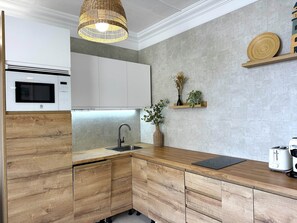 Kjøleskap, mikrobølgeovn, kokeplater og oppvaskmaskin