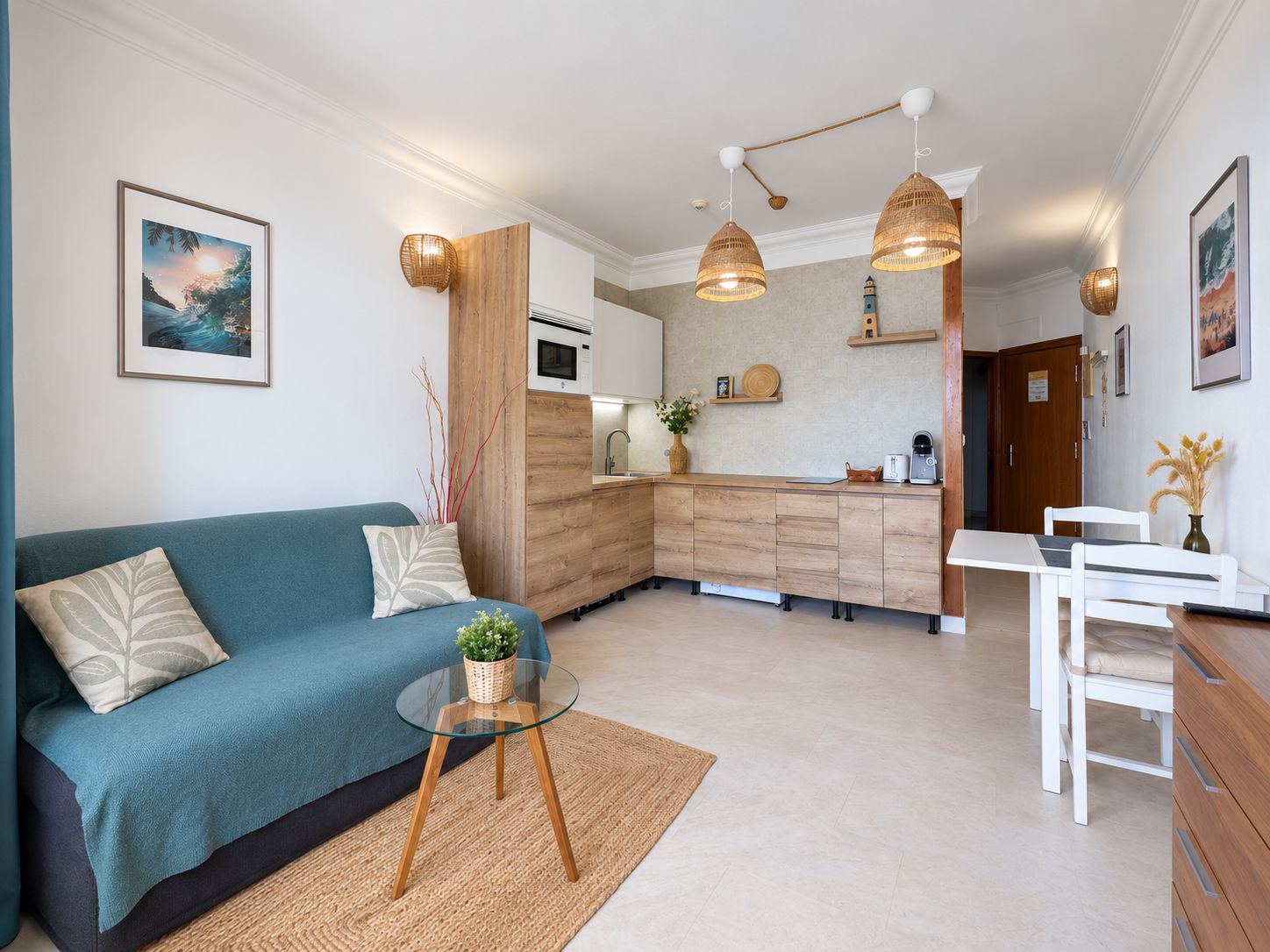 Ein modernes Wohnzimmer mit einer Couch, einem Couchtisch und einem Essbereich mit Stühlen und einem Tisch.