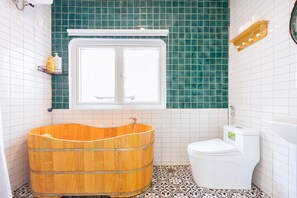 Secador de pelo, bidet, toallas, jabón