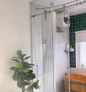 Haartrockner, Bidet, Handtücher, Seife