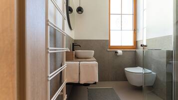 Dobbeltrom – deluxe, 1 queensize-seng | Bad | Dusj, toalettartikler (inkludert), hårføner og tøfler