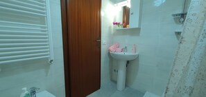 Dusche, Haartrockner, Bidet
