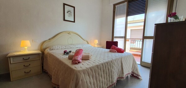 2 bedrooms, iron/ironing board, travel cot, free WiFi