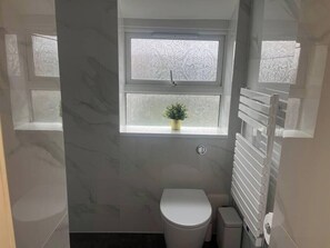 Shower - Stylish and luxurious Apartment (Berkshire)