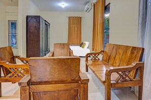 Habitación doble | Escritorio y ropa de cama