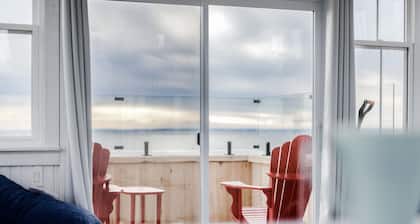 Unique Lighthouse with Bay of Fundy Views & Hot Tub