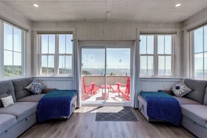 Smart TV, fireplace, books - Unique Lighthouse with Bay of Fundy Views & Hot Tub (Orange Hill)