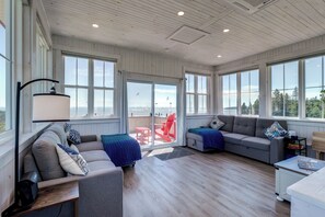 TV connectée, cheminée, livres