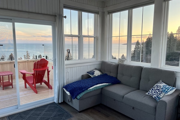 Smart TV, caminetto, libri