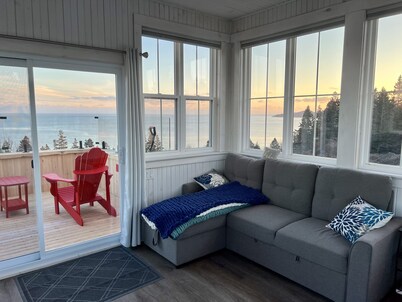 Unique Lighthouse with amazing views of the Bay of Fundy- Hot Tub