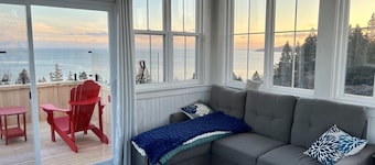 Unique Lighthouse with amazing views of the Bay of Fundy- Hot Tub