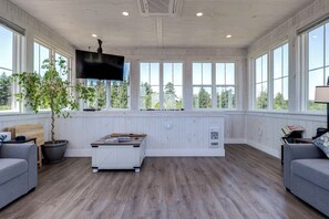 TV connectée, cheminée, livres