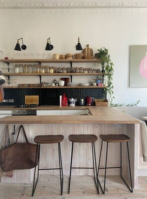 Oven, dishwasher, electric kettle, cookware/dishes/utensils - Designers Flat (London)