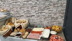 Een buffet met verschillende soorten eten en bakken.
