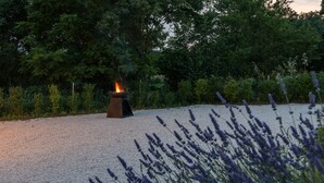 A gravel area with a fire feature and lavender plants. - Sienna Zminj in Krculi (Zminj)