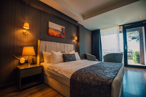 Garden Deluxe (Lake View) | Artículos del minibar gratis y caja de seguridad en la habitación 