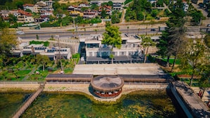 Vue aérienne d’un parc avec un pavillon central, un pont et des bâtiments environnants.