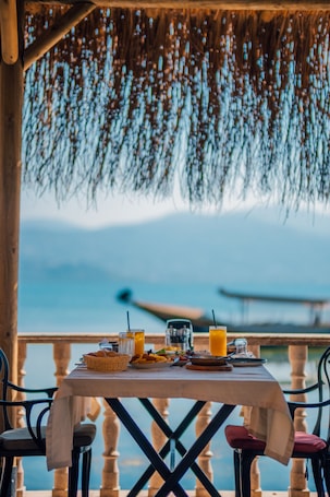 Desayuno con opciones de la cocina local incluido todos los días