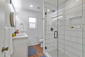 Een bad, een haardroger, handdoeken, zeep