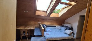 1 slaapkamer, een strijkplank/strijkijzer, wifi, beddengoed