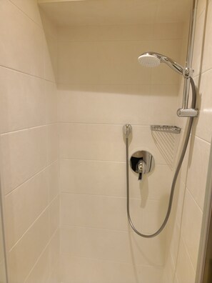 Dusche, Haartrockner, Bidet, Handtücher